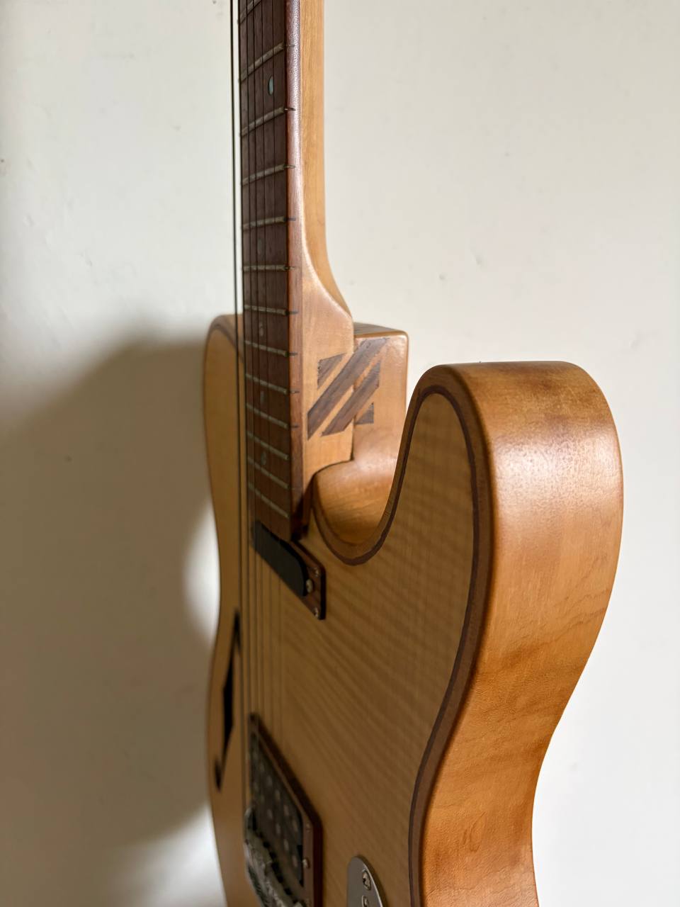 Detalle milimétrico de un ensamblaje de madera